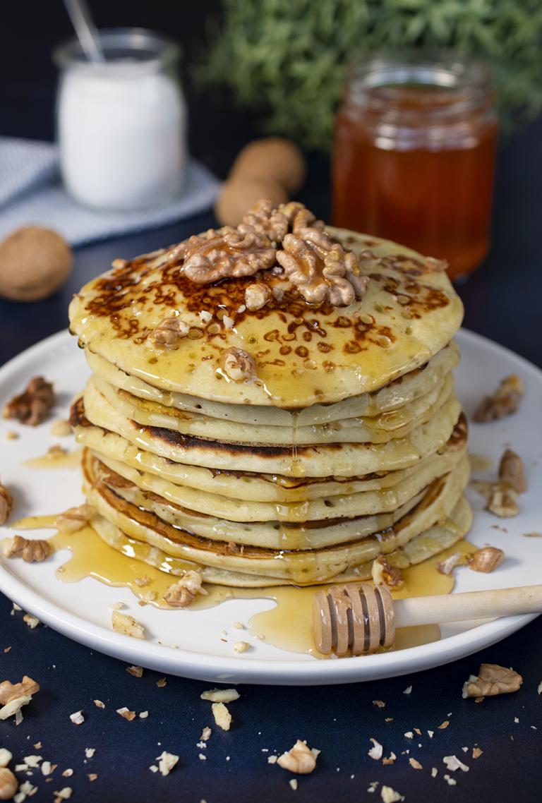 Pancakes au yaourt de brebis et noix caramélisées au miel