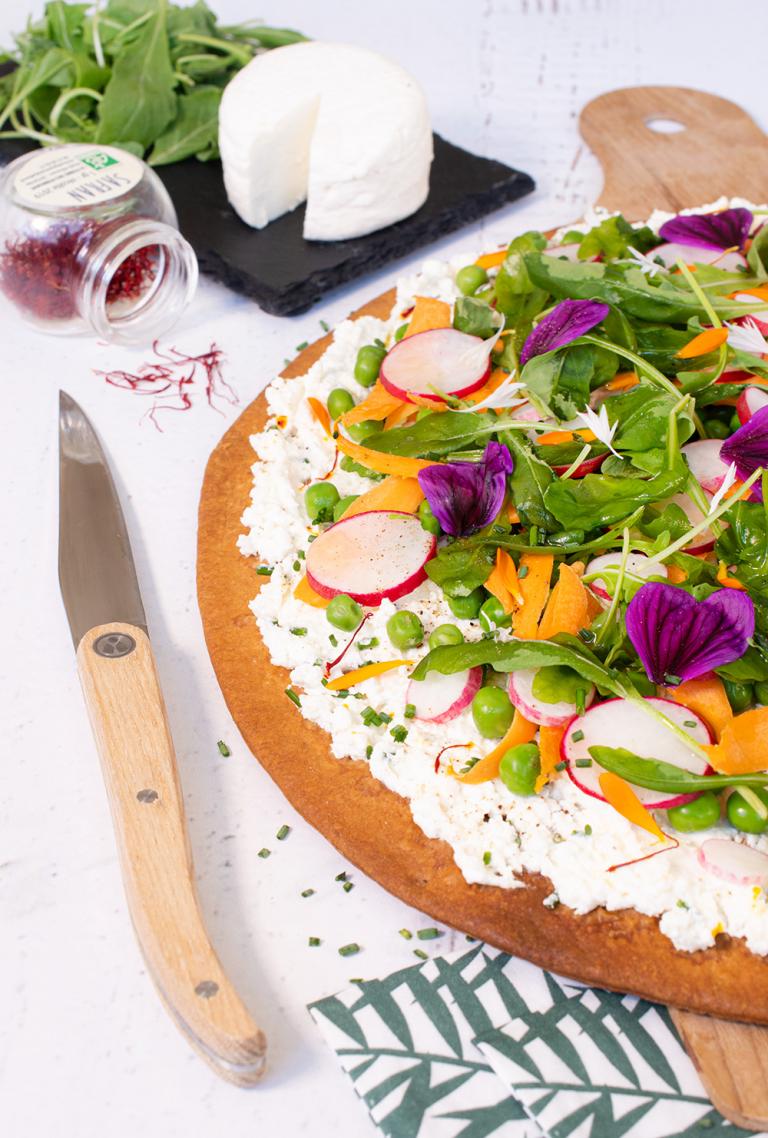 Tarte fine chèvre, petits légumes et safran