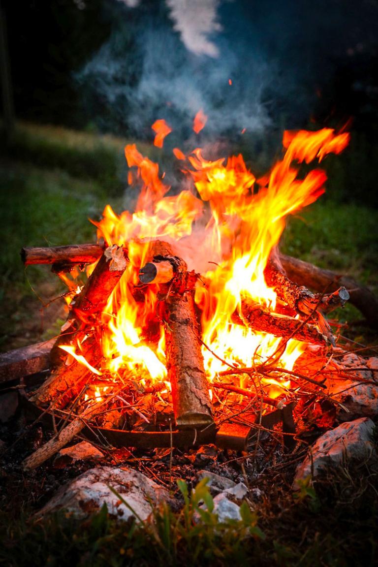 feu en bivouac ©Itinera Magica