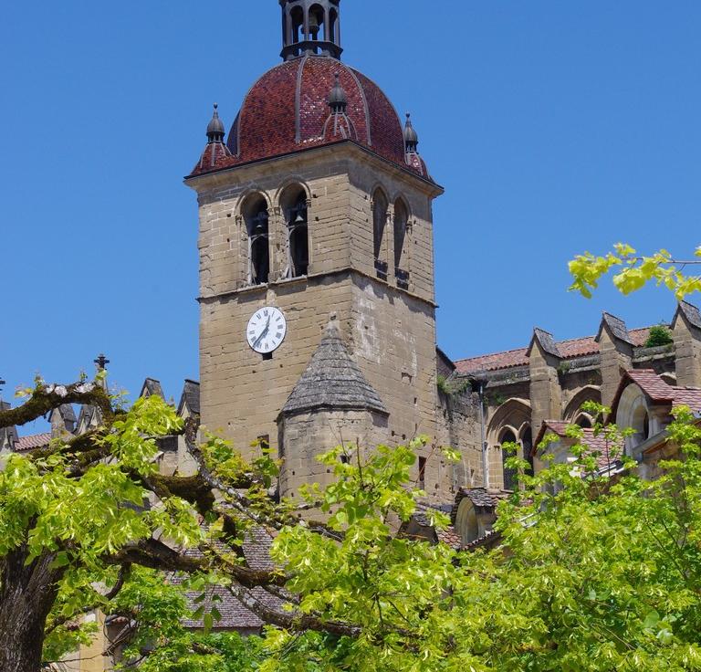 Vue sur me clocher de l'église abbatiale de Saint-Antoine l'Abbaye