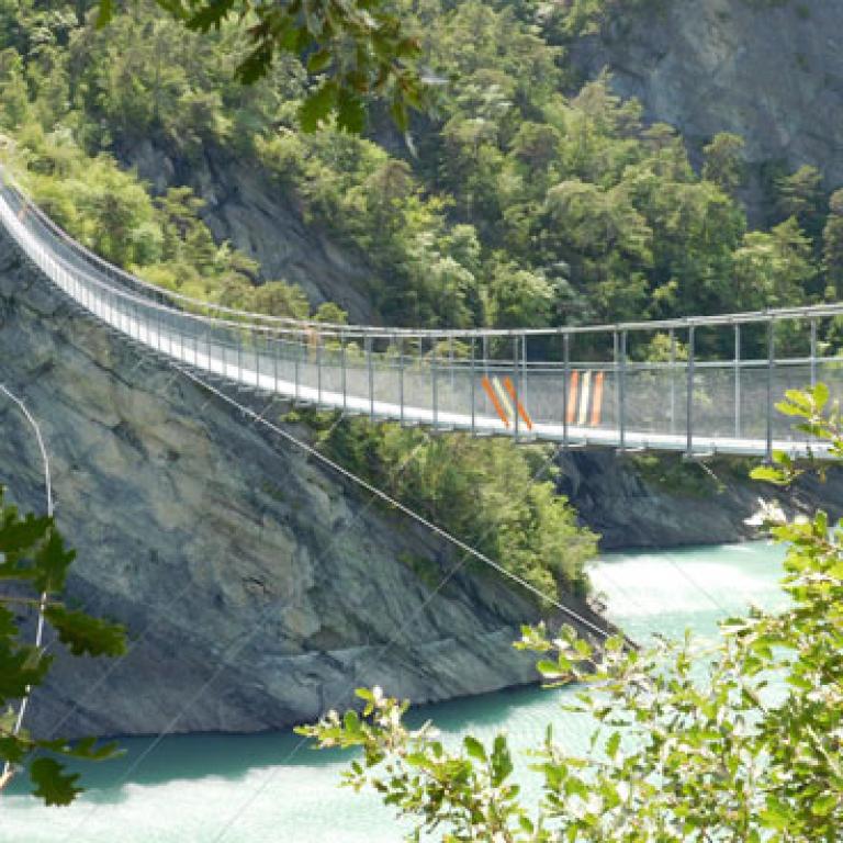 La passerelle de l'Ebron au dessus du lac de Monteynard-Avignonet - ©OT Trièves