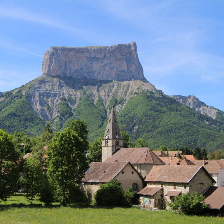 Le village de Chichilianne au pied du Mont-Aiguille